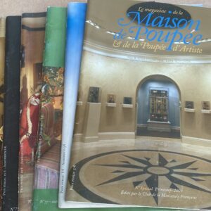 le magazine de la maison de poupée de la poupée d'artiste